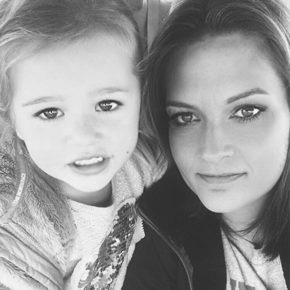 Meet your Posher, Jennifer - Picture 1 of 2